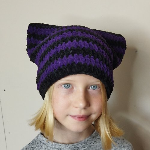 Alternative Crochet Boutique 帶耳朵的條紋無簷小便帽。 貓耳朵毛線帽鉤針編織。