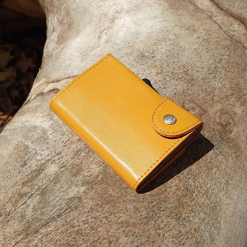 Minimal oiled leather wallet with anti-skimming function made of Italian leather - กระเป๋าสตางค์ - หนังแท้ สีส้ม