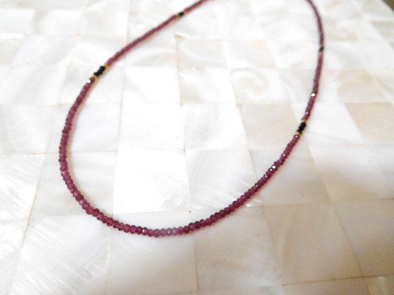 Simple short chain with shiny mini Stone in 14k gold - Collar Necklaces - Other Metals Red