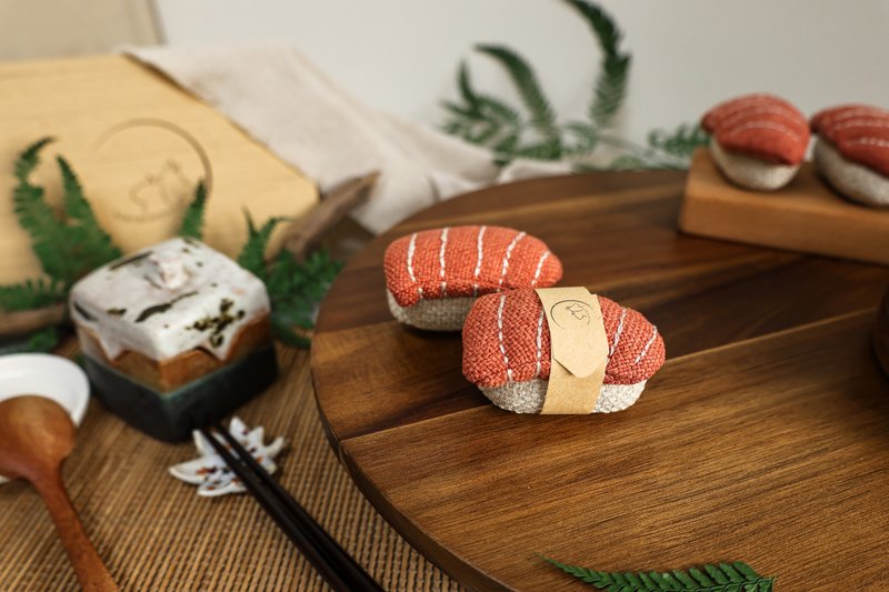 鮭魚握壽司 Salmon nigirisushi 貓玩具 吊飾 家飾 兒童玩具 日料 - 貓/狗玩具 - 其他材質 多色