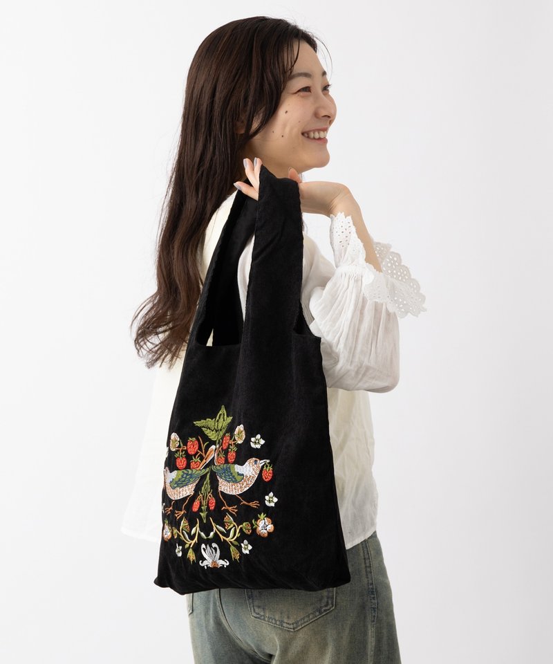 Jubilee 3D Embroidered Tote Bag 60x40cm William Morris Black - กระเป๋าแมสเซนเจอร์ - เส้นใยสังเคราะห์ สีดำ