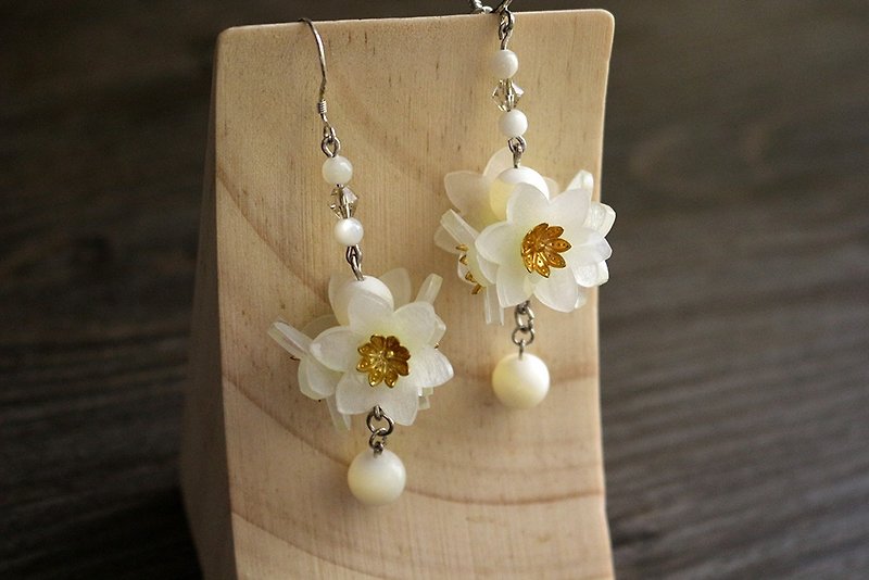 little garden series pure white narcissus earrings ear clip earrings - Earrings & Clip-ons - Plastic White