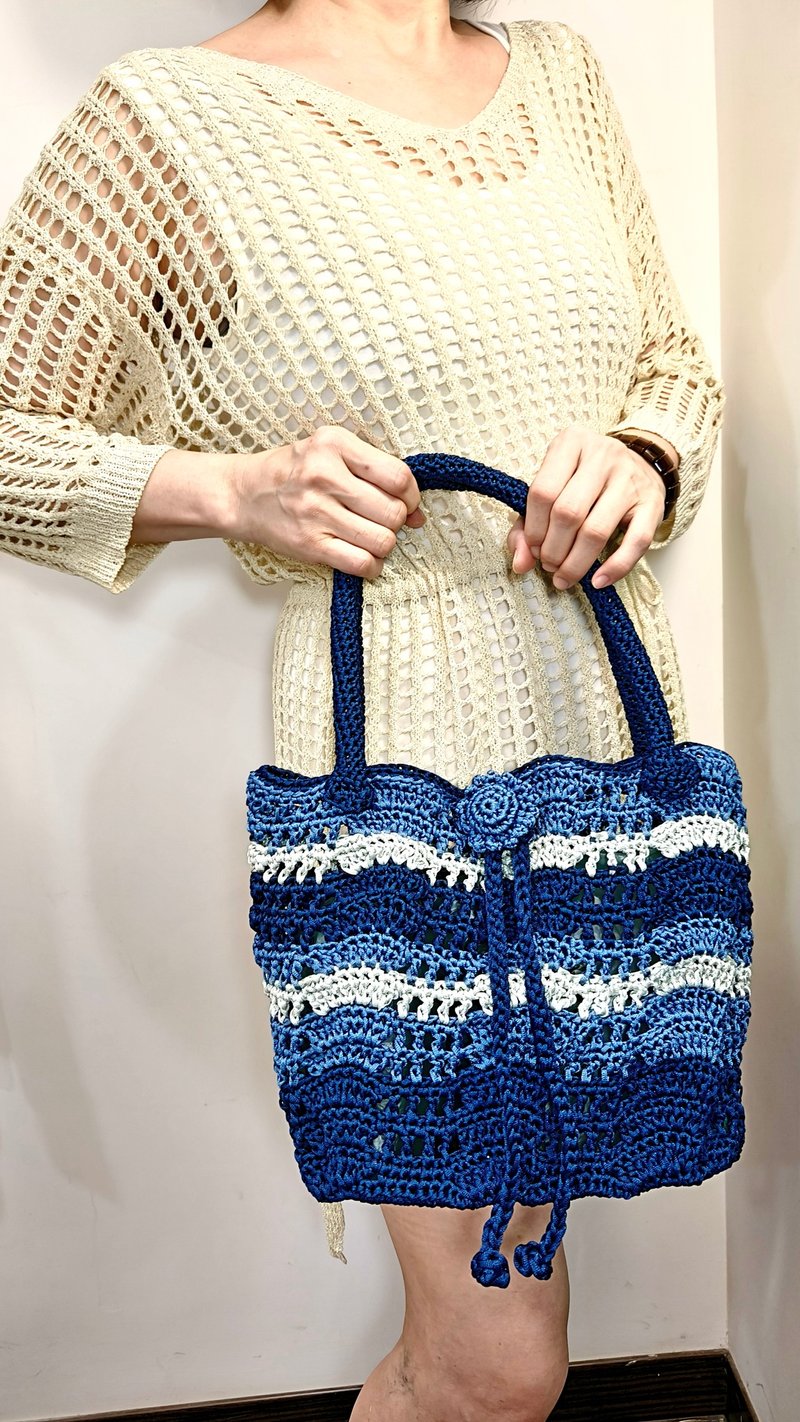 波浪花托特包~高低的波浪 再加上漸層色彩 勾勒出美麗的海天相連 - 手提包/手提袋 - 棉．麻 藍色