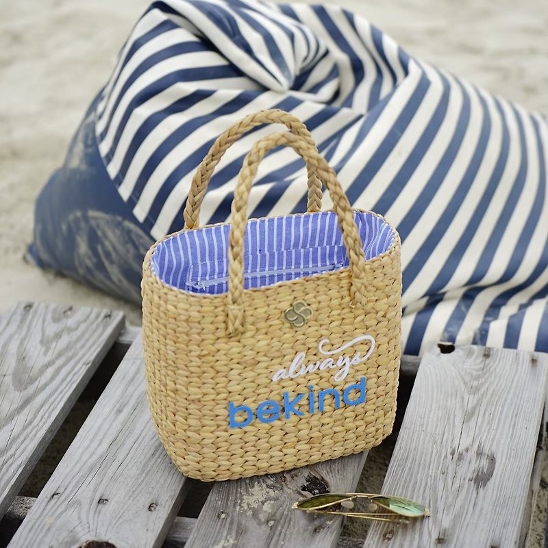 กระเป๋าสาน รุ่น Lamoon ซับในสีฟ้า Premium straw bag - กระเป๋าถือ - พืช/ดอกไม้ สีน้ำเงิน