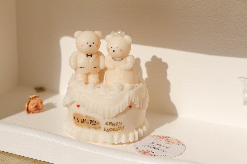 【客製化禮物】浪漫結婚蛋糕蠟燭 結婚禮物 新婚禮物 自訂名字 - 香氛蠟燭/燭台 - 蠟 