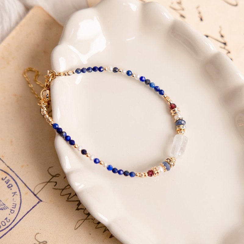 Career x Lapis Lazuli White Crystal [Gentian Flower·Falling in Love with Sad You] Magnetic Bracelet - สร้อยข้อมือ - เครื่องเพชรพลอย สีน้ำเงิน