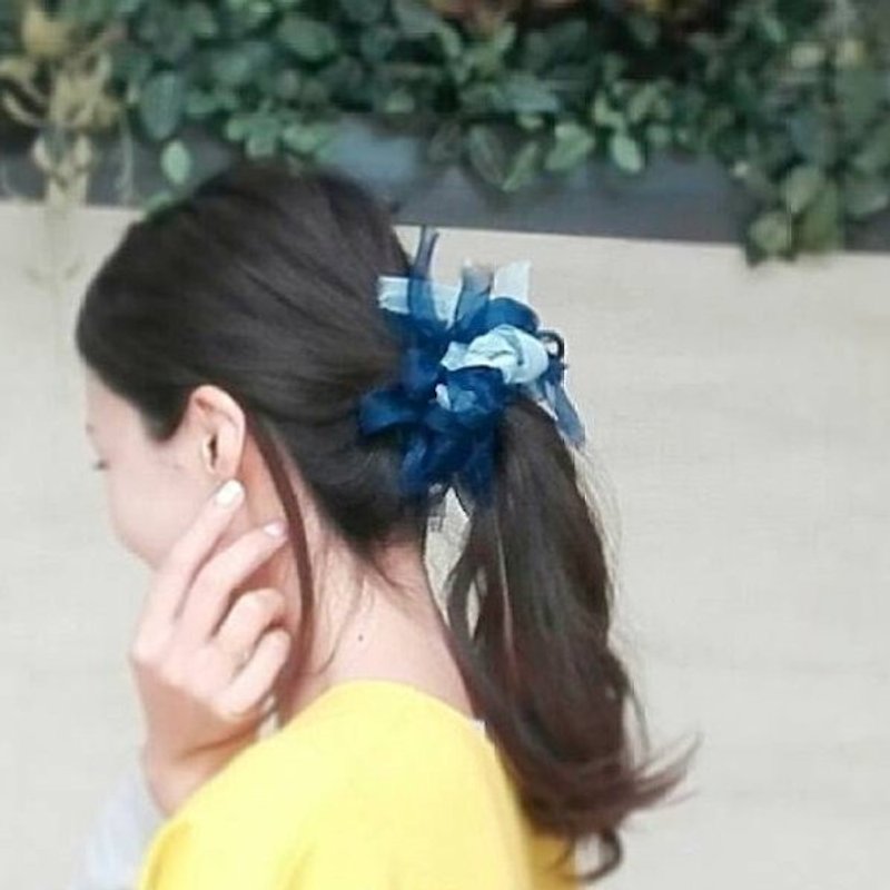彩る咲き編みシュシュ～マリン　/ Flower ChouChou/ Scrunchie -Marine - 髮夾/髮飾 - 棉．麻 藍色