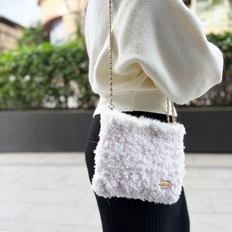 【毛毛手機包】捲捲雪白粉・手機包/小金球包/手工編織包 - 側背包/斜孭袋 - 其他材質 