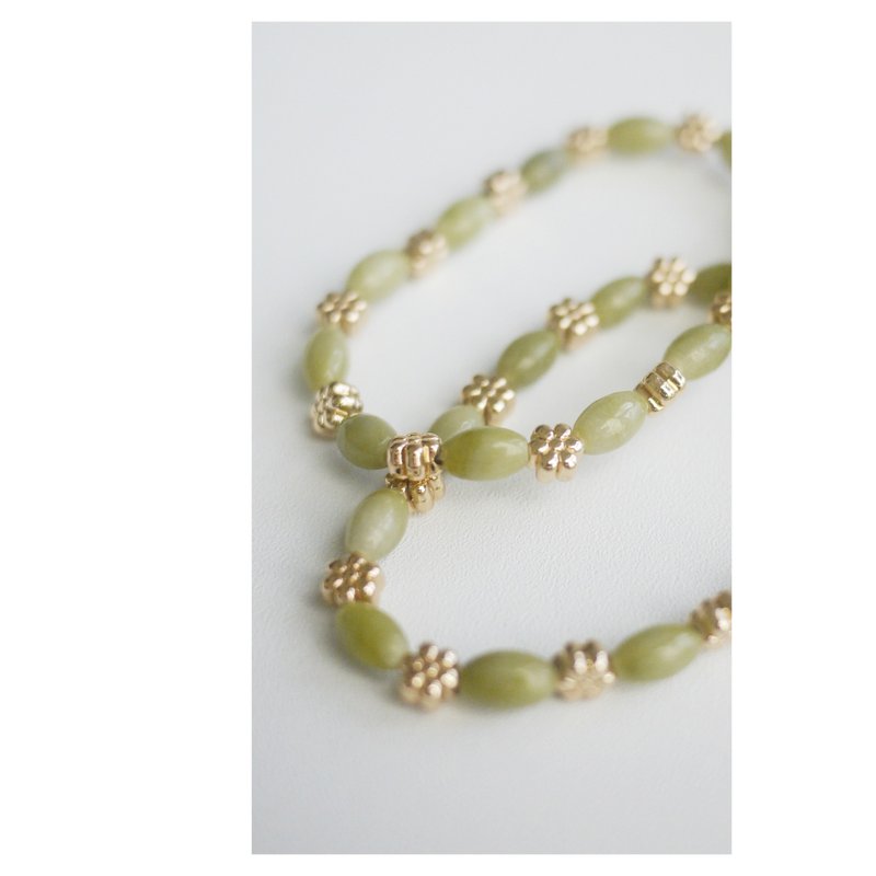 Oval Southern Jade Flower Bracelet | Natural Stone Bracelet - สร้อยข้อมือ - วัสดุอื่นๆ หลากหลายสี