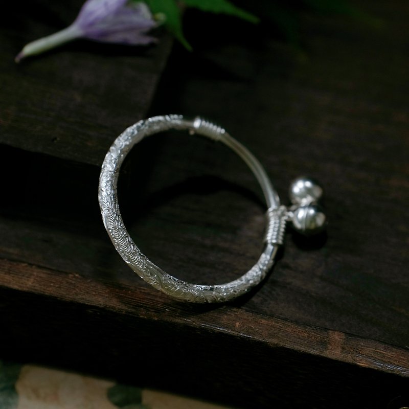 Handmade silver bracelet with intaglio flower pattern and silver bells - สร้อยข้อมือ - เงินแท้ สีเงิน