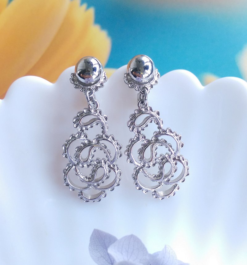 Vintage Jewelry 西洋古董飾品 MONET 銀色調 簍空 夾式耳環 - 耳環/耳夾/耳骨夾 - 其他金屬 金色