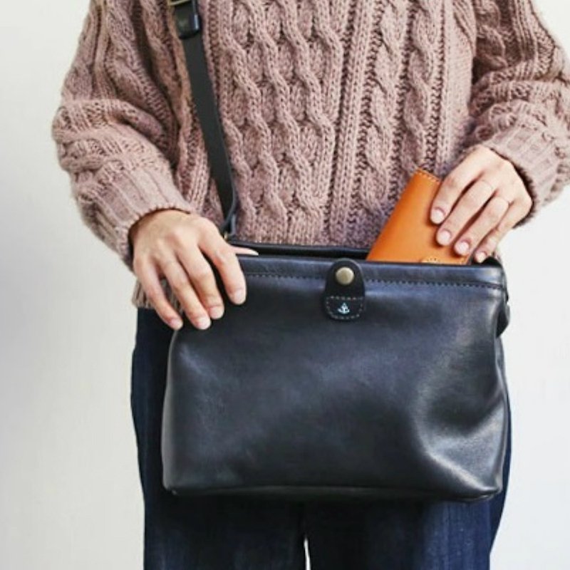 Medium-sized Gamaguchi shoulder bag / Unisex / Name available / Made in Japan / jb-68-m [Customizable gift] [Christmas gift] - Messenger Bags & Sling Bags - Genuine Leather Orange