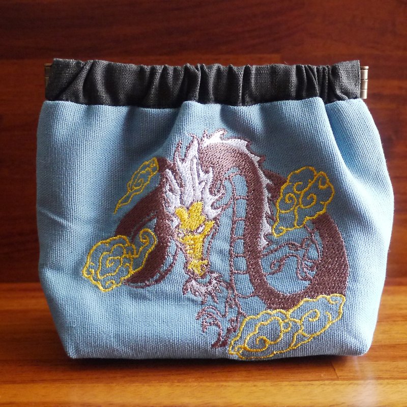 龍游榴散弾口金刺繍ポーチ財布の雲（名前は英語で刺繍さすることができますので、予めご了承ください） - 小銭入れ - 刺しゅう糸 多色