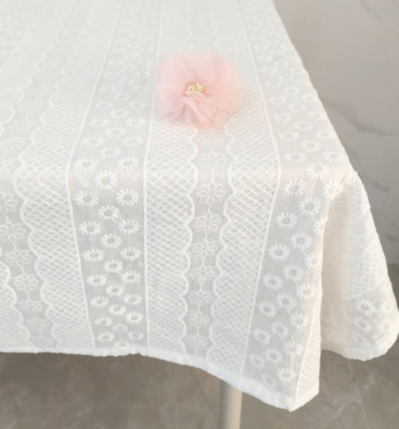 白い花刺繍綿レーステーブルクロステーブルマットテーブルクロスドイリー - ランチョンマット - コットン・麻 