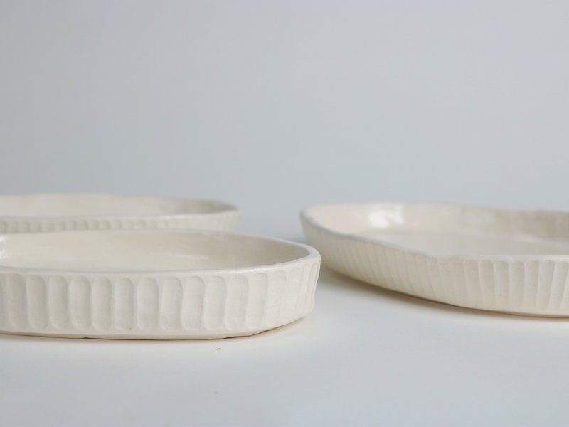 /Gorgeous Supporting Role/ Hand-kneaded ceramic plates in three sizes: large, medium and small - Plates & Trays - Pottery White