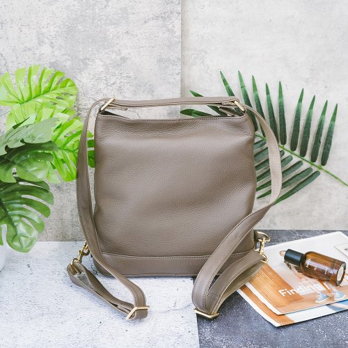 寇比手工皮件 Colbie Leather 真皮率真肩背/後背2way包(S) 9080 灰M