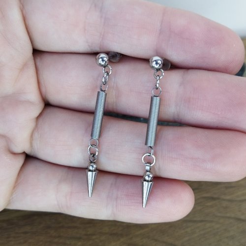 Cyberpunk Jewelry Boutique 流行朋克耳環。 帶釘的工業彈簧耳環。 垃圾耳環耳釘