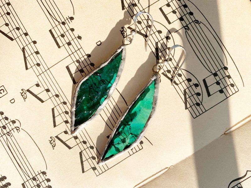 green leaf ripple earrings l Clip-On - ต่างหู - แก้ว 