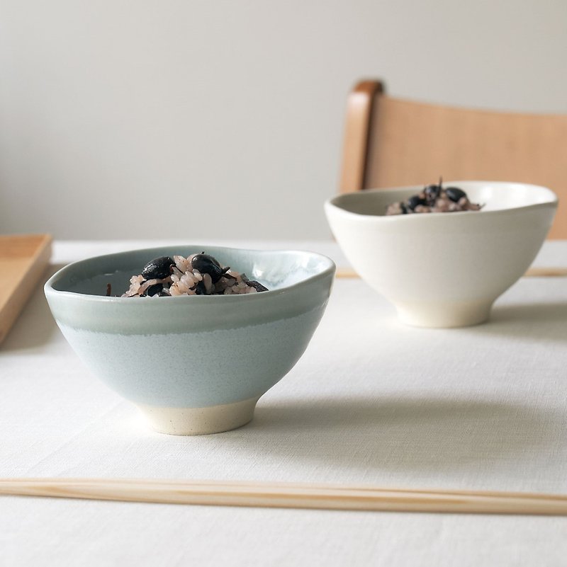 Mino ware tea bowl pair set with chopsticks white x gray blue - ถ้วยชาม - ดินเผา สีน้ำเงิน