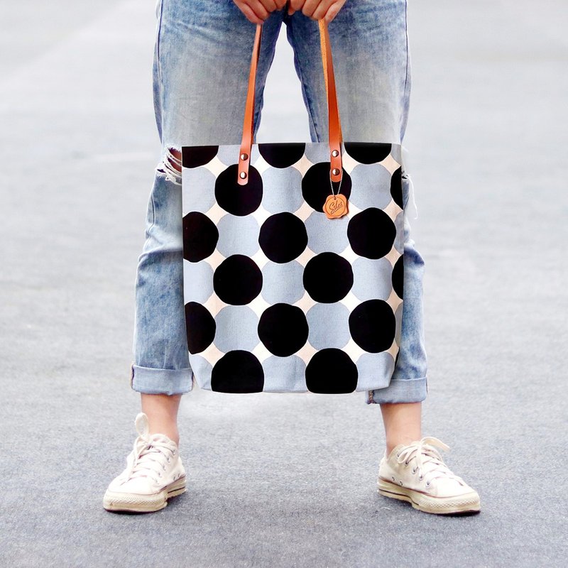 Casual canvas shoulder bag_blue and black polka dots - กระเป๋าแมสเซนเจอร์ - หนังแท้ หลากหลายสี