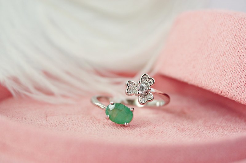 แหวนพลอยมรกตแท้สีเขียว ดีไซสดอกไม้ ตัวเรือนเงินแท้925 ง้างปรับได้ - แหวนทั่วไป - เงินแท้ 