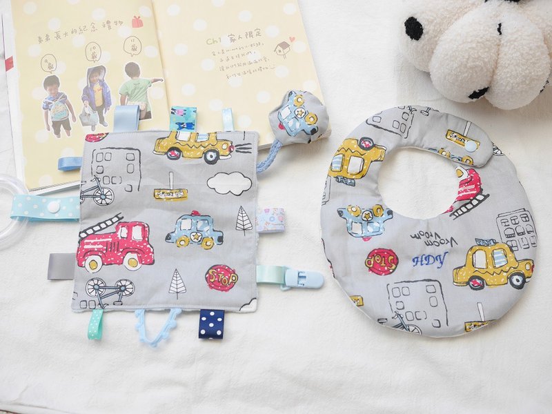 Six-fold gauze bib + pacifying towel hand rattle detachable Miyue gift box gray bottom small car - ของขวัญวันครบรอบ - ผ้าฝ้าย/ผ้าลินิน สีเทา