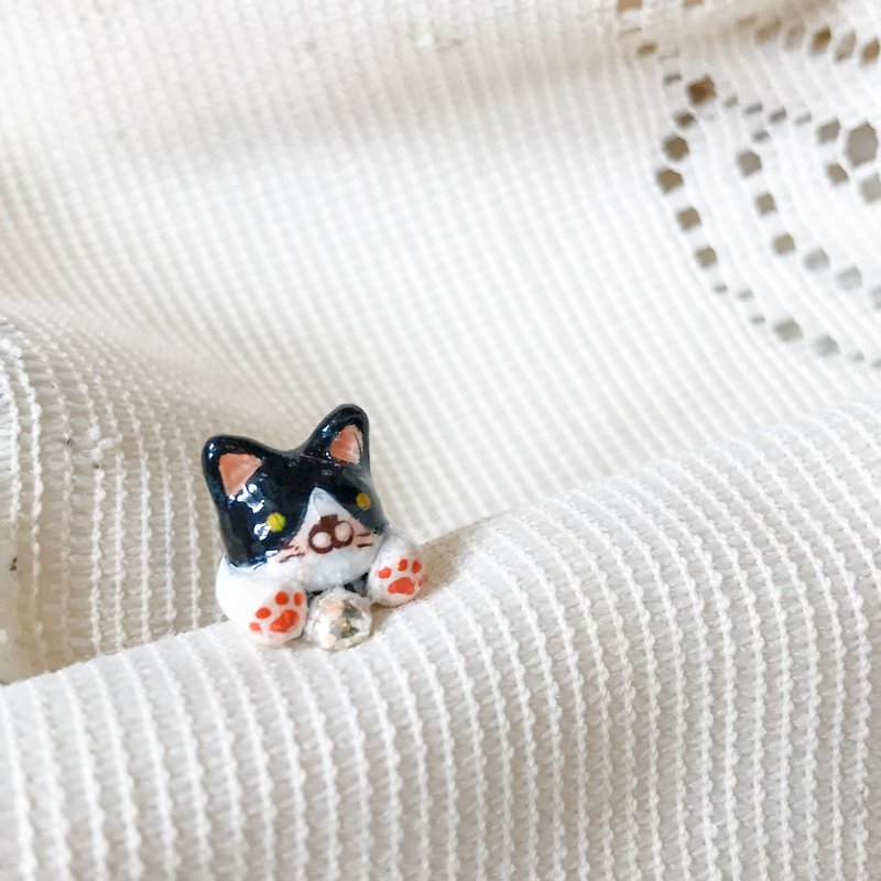 Little Kitten lying on the ear Earclip  Earring - Earrings & Clip-ons - Clay 