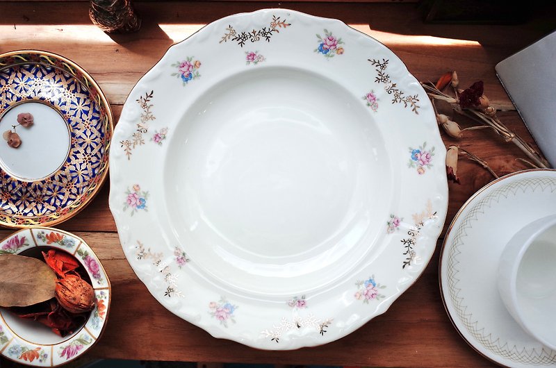 百年德國Bavaria粉玫瑰浮雕波浪金邊奶油色古董大沙拉盤深盤湯盤 - 盤子/餐盤 - 瓷 多色