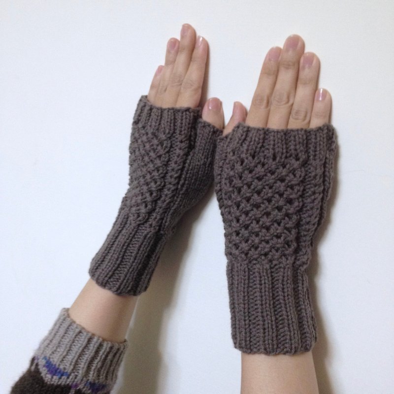 Xiao fabric - hollow hand-woven woolen mittens - rose window - Gloves & Mittens - Wool Brown