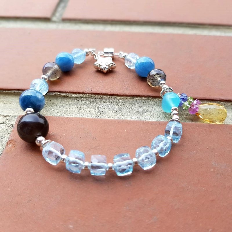 Girl Crystal World [clear color plate - Silver] - Topaz bracelet bracelet natural crystal gem hand made magnetic buckle - สร้อยข้อมือ - เครื่องเพชรพลอย สีน้ำเงิน