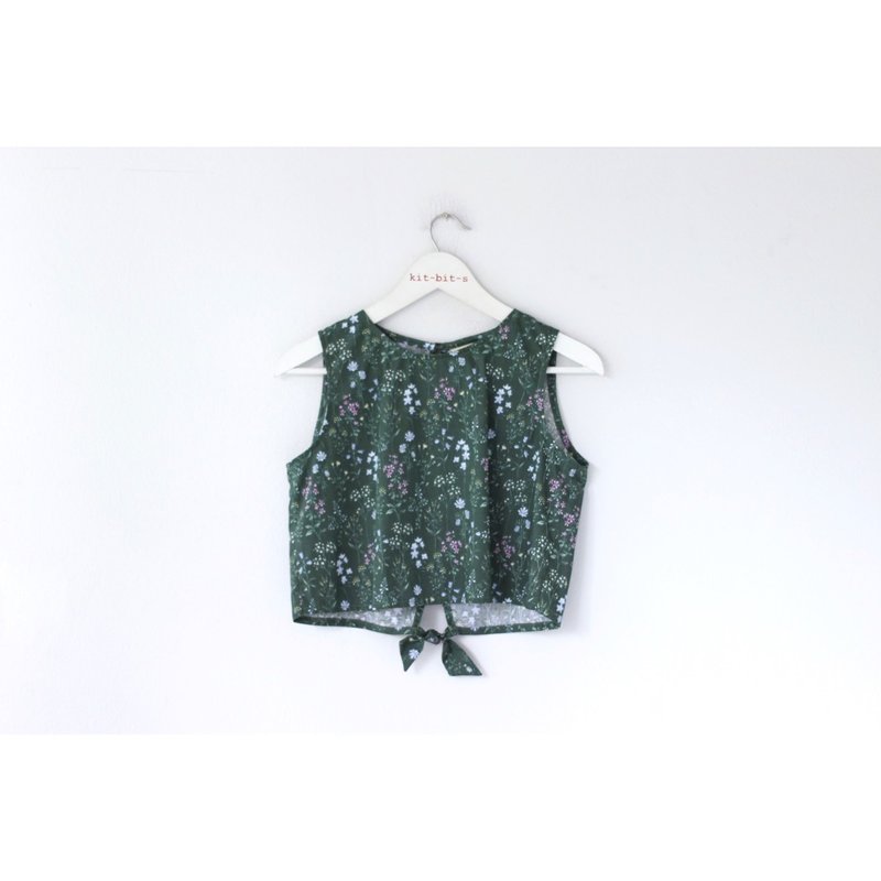 Green Floral Print Cropped Top with Bow Detail - 女上衣/長袖上衣 - 棉．麻 綠色