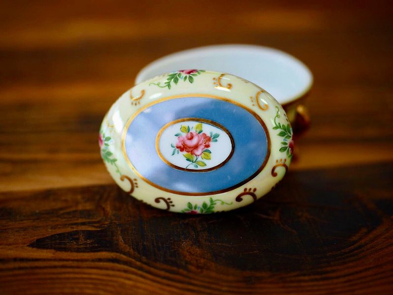 British mini porcelain jewelry box yellow oval E - Items for Display - Porcelain 