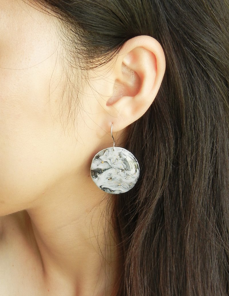 *Coucoubird*marbling sprayed gold earrings / large circle section - ต่างหู - อะคริลิค สีเทา