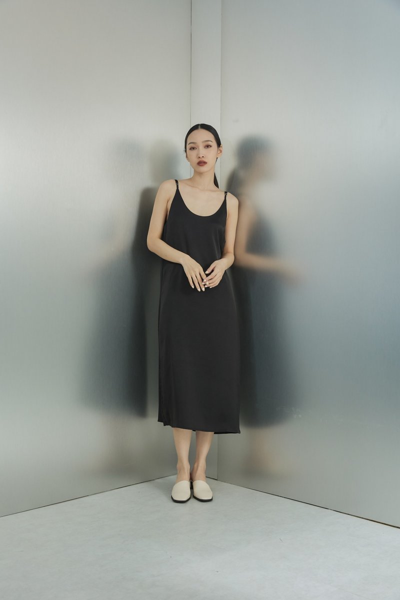 【品牌原創】Bree 絲柔緞面 細肩長洋裝 俐落黑 - 洋裝/連身裙 - 其他人造纖維 黑色