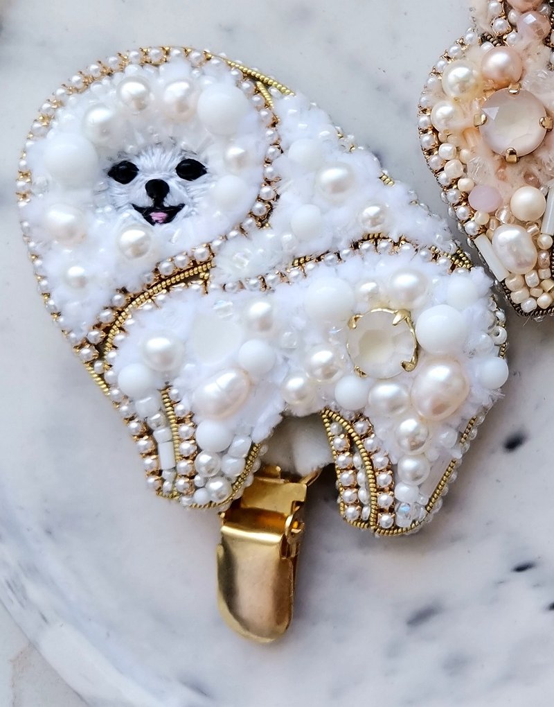 White pomeranian jewelry brooch, dog show number clip, pet portrait - เข็มกลัด - แก้ว ขาว