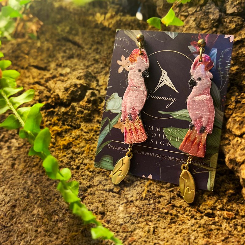耳環 紅葵鳳頭鸚鵡 刺繡 手工 耳夾 鸚鵡  禮盒 禮物 生日 - 耳環/耳夾 - 繡線 粉紅色