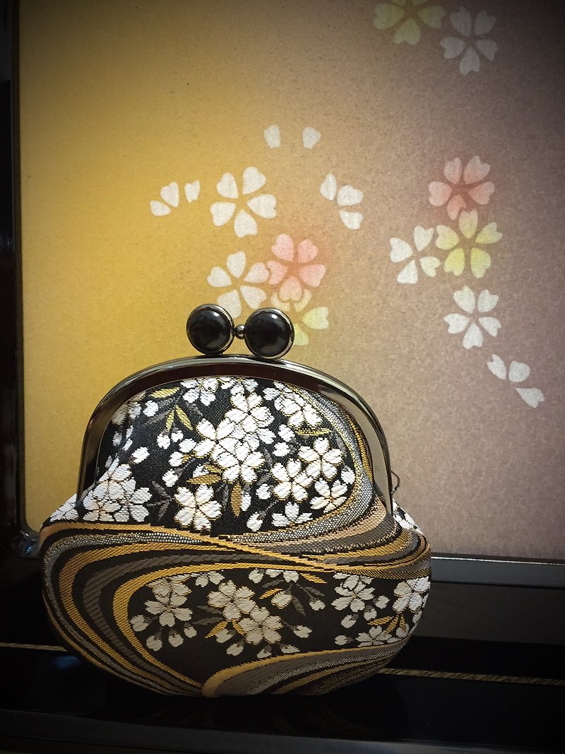 Golden 襕 brocade weaving night cherry frog eye mouth gold bag - กระเป๋าสตางค์ - ผ้าไหม สีดำ