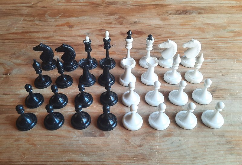 Soviet plastic chess pieces black white — 1960s vintage chessmen set USSR - 桌遊/牌卡 - 塑膠 