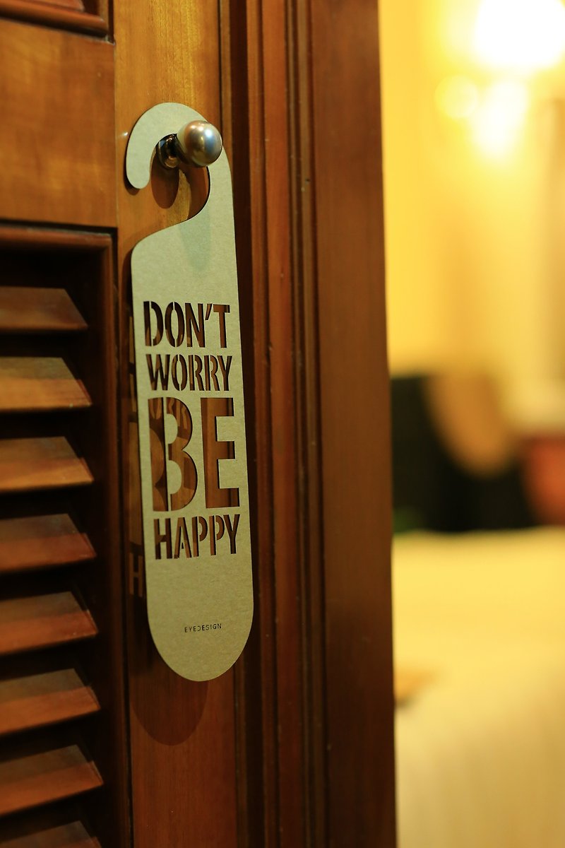 [EyeDesign sees the design] One sentence door hanger "DON'T WORRY BE HAPPY" D11 - อื่นๆ - ไม้ สีนำ้ตาล