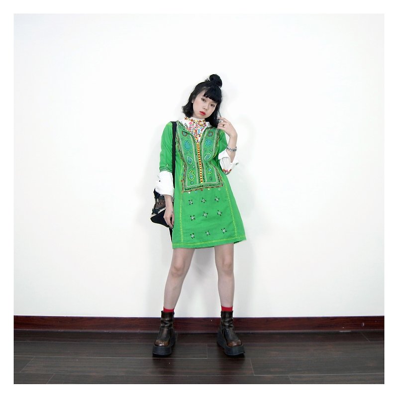 A‧PRANK :DOLLY :: Retro VINTAGE Green Hand Mirror Embroidered Dress (D804029) - ชุดเดรส - ผ้าฝ้าย/ผ้าลินิน สีเขียว