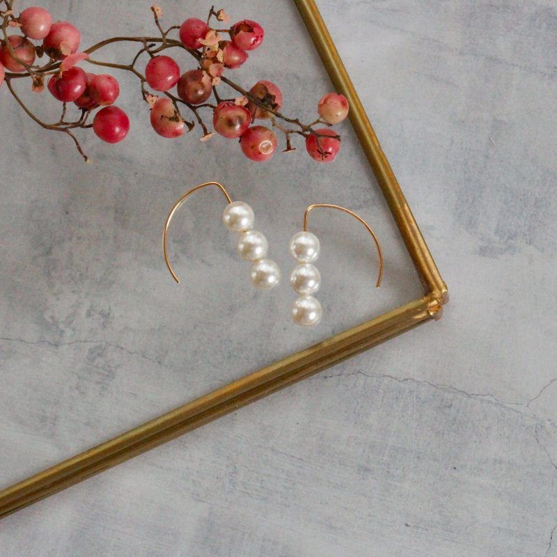 14kgf Swarovski Pearl Crescent Pierced Earrings - 耳環/耳夾/耳骨夾 - 貴金屬 白色