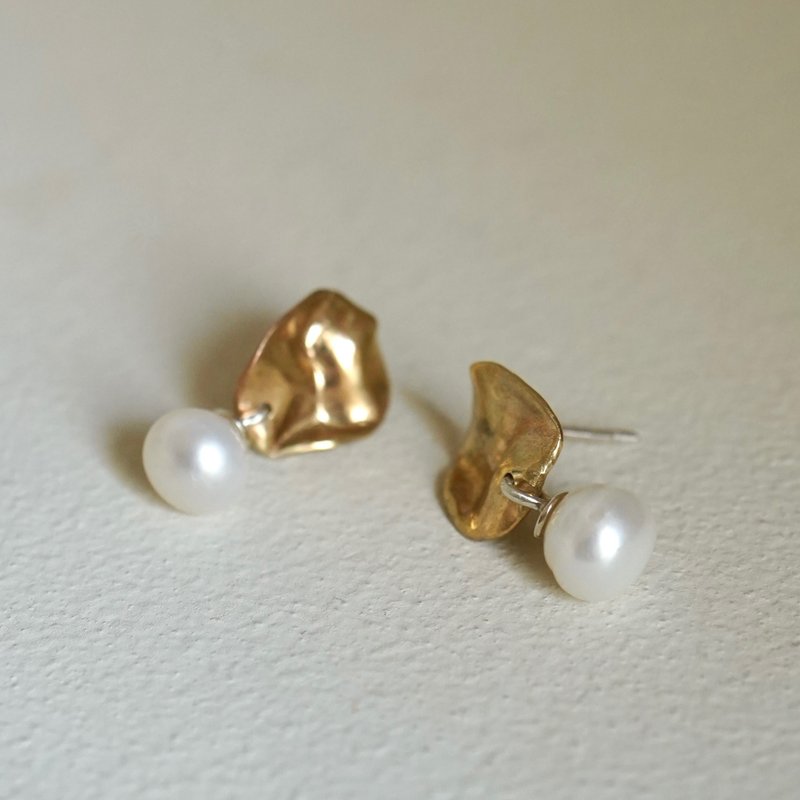 Round Leaf Pearl Earrings - ต่างหู - โลหะ สีเงิน