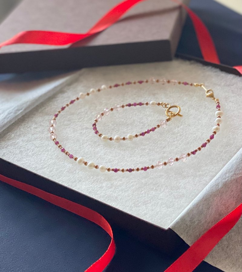 Romantic Pink  ルビーとグラスビーズのアクセサリーセット　ネックレスとブレスレット　クリスマスコフレ - 項鍊 - 半寶石 粉紅色