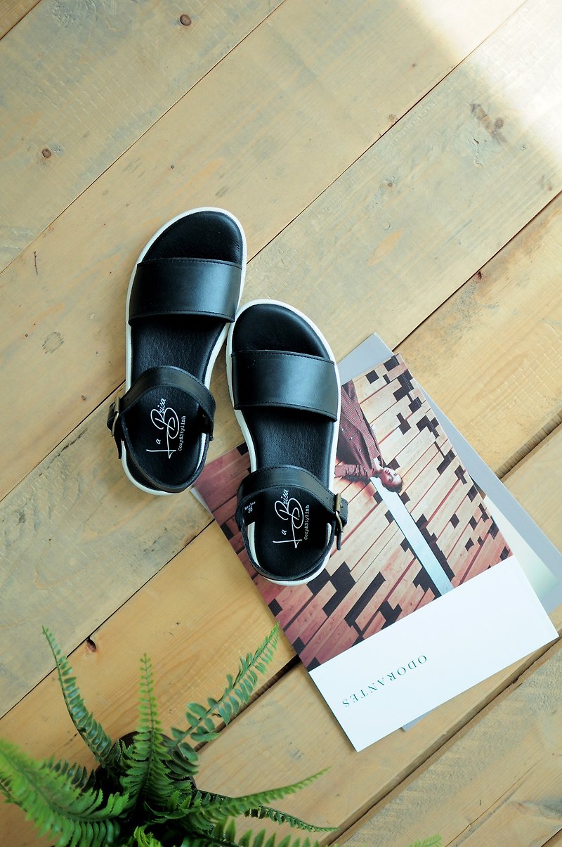Cow Leather Slot Flat Sandals (Black) - รองเท้ารัดส้น - หนังแท้ สีดำ