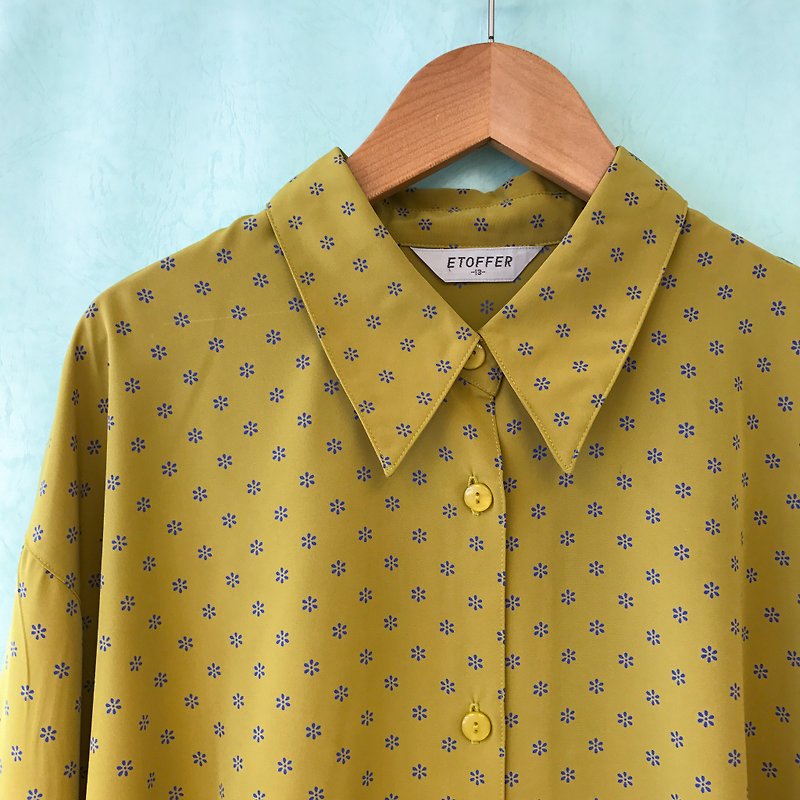 ... {Acorn girls :: vintage jacket} Dark yellow lining blue flower long-sleeved shirt - เสื้อเชิ้ตผู้หญิง - เส้นใยสังเคราะห์ สีเหลือง