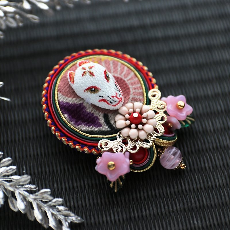 Flower lover Kasane / Pale pink Small fox face crepe work Edo braid brooch - Brooches - Silk Pink