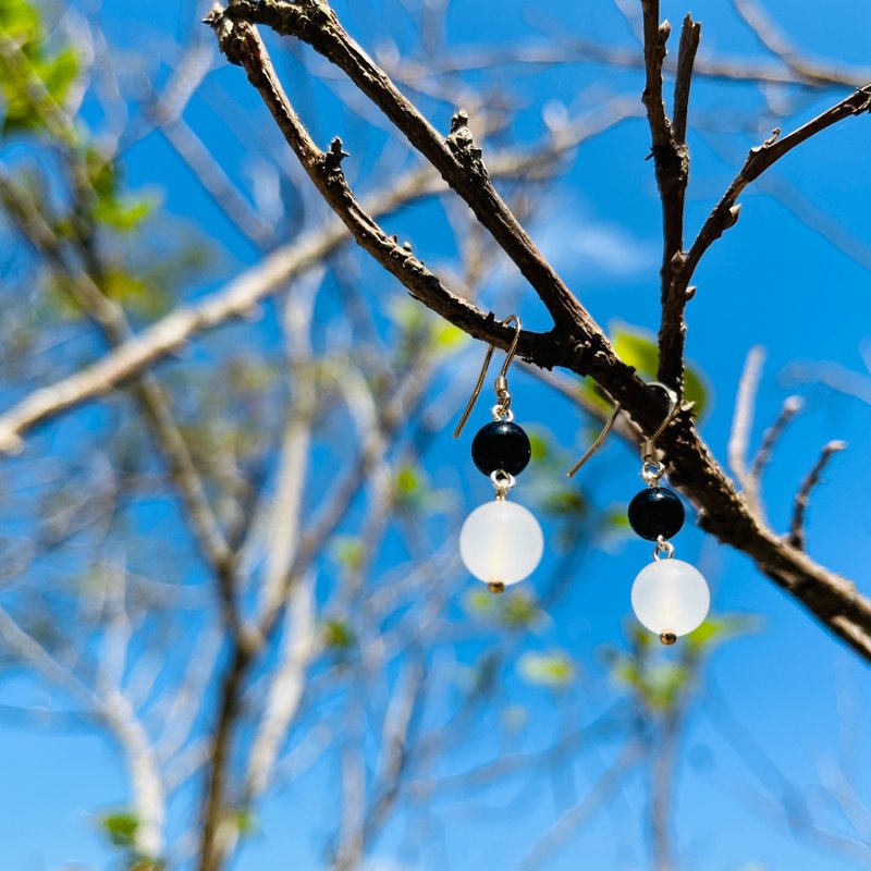 black and white (earrings) - ต่างหู - หิน ขาว