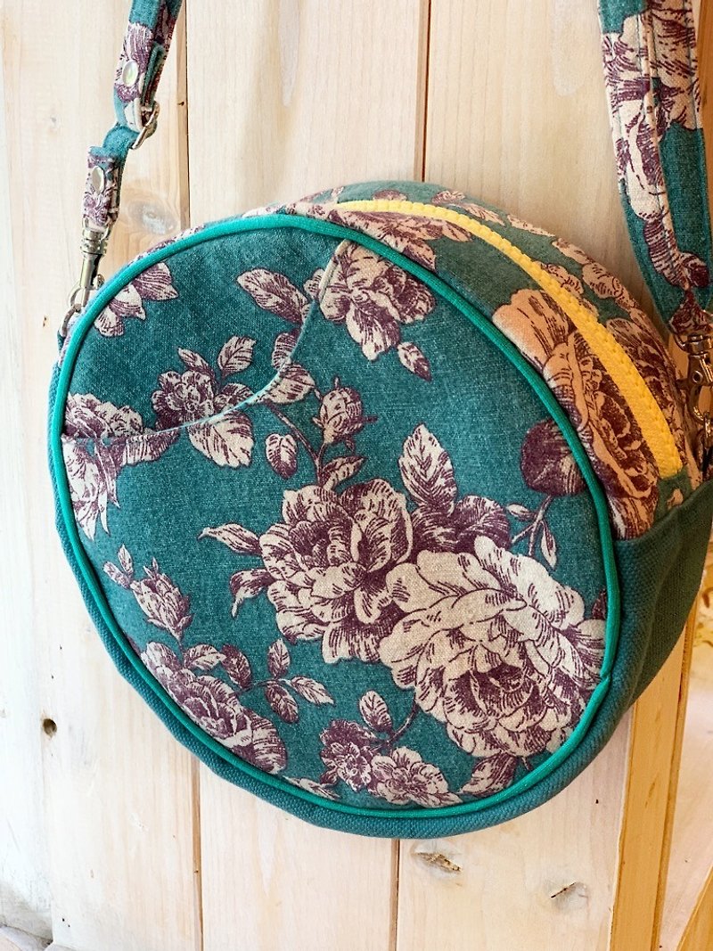 [Good day hand made] Handmade. Small round bag of roses. crossbody bag. Side backpack - กระเป๋าแมสเซนเจอร์ - ผ้าฝ้าย/ผ้าลินิน สีเขียว