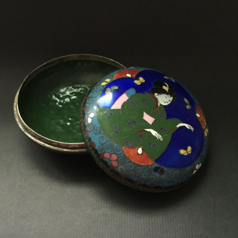 Rare Antique Collection: Japanese Shippo Ware Cloisonné Enamel Box with Kimono-clad Ladies and Butterflies 6092 - อื่นๆ - วัตถุเคลือบ 