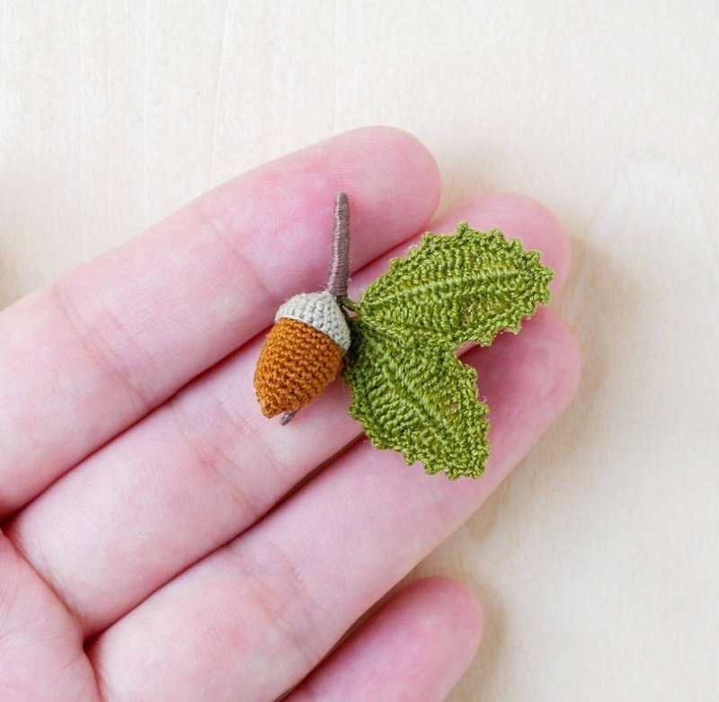 [Limited time offer] Simple acorn brooch (made to order, nuts, lace) - เข็มกลัด - งานปัก สีนำ้ตาล